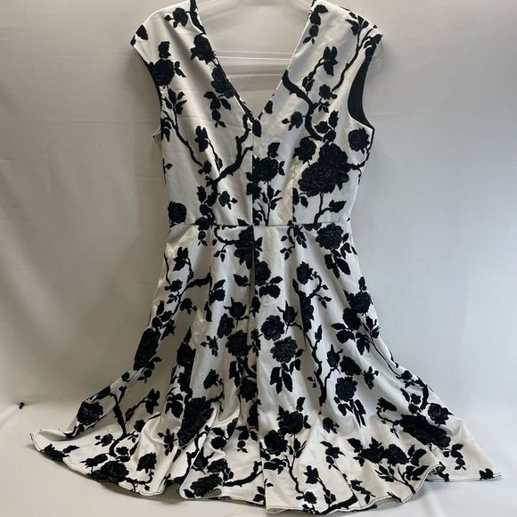 Closet Dresses & Skirts - Closet London Floral V Neck ALine Dress Sleeveless Size 8